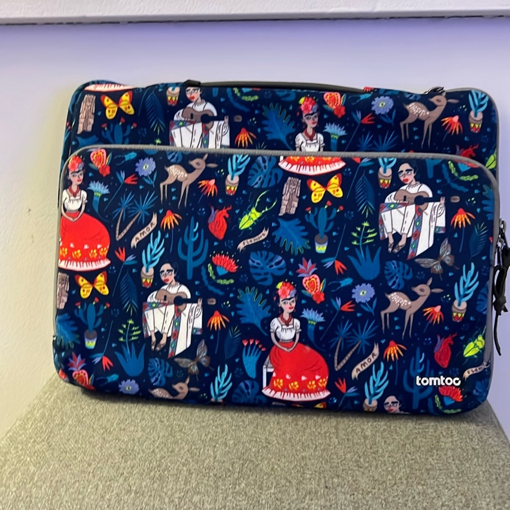 Tomtoc computer bag.